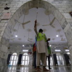 A Karachi, in Pakistan, un uomo spruzza il disinfettante nella moschea. Il Ramadan dovrà convivere con il Covid-19 A Karachi, in Pakistan, un uomo spruzza il disinfettante nella moschea. Il Ramadan dovrà convivere con il Covid-19