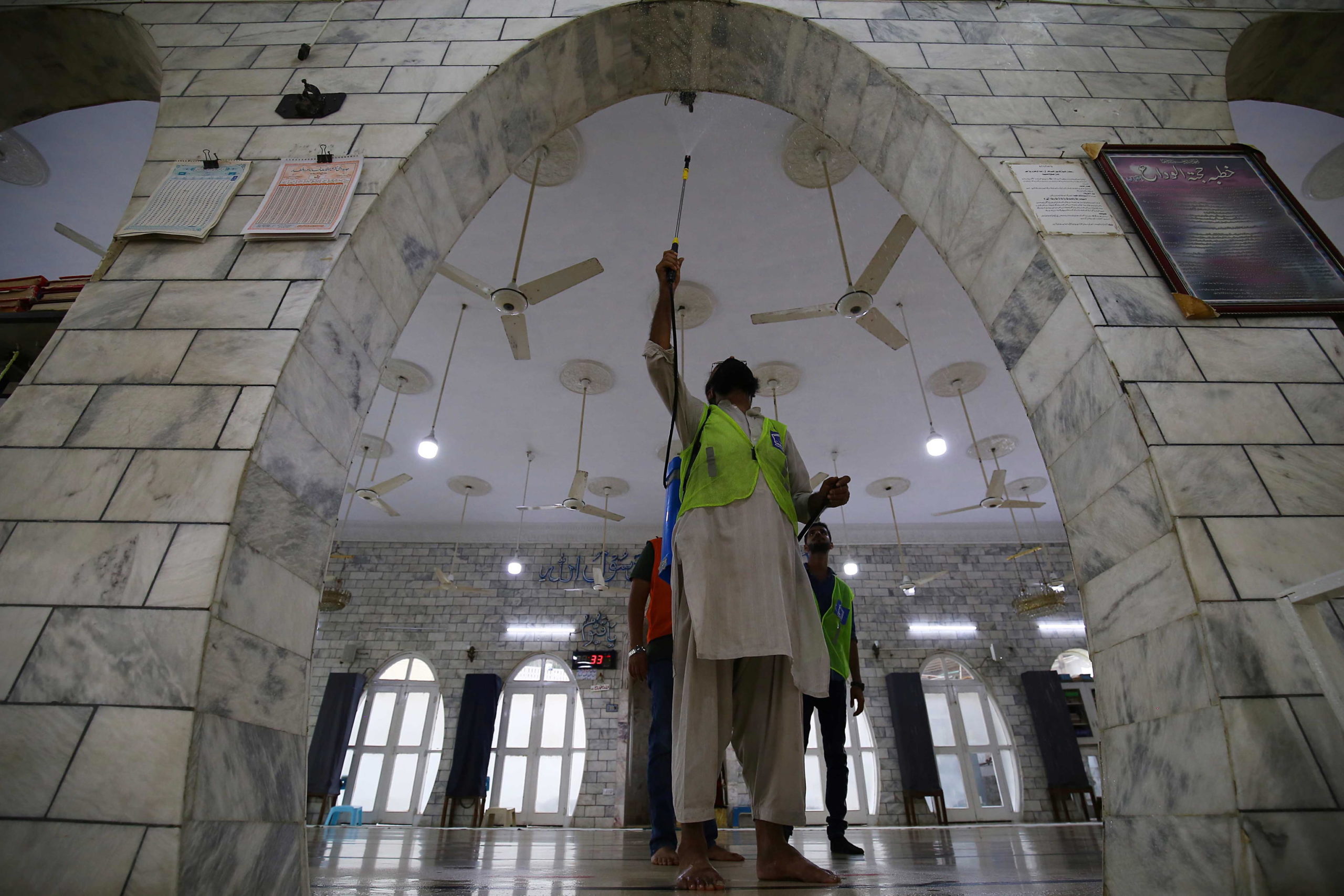 A Karachi, in Pakistan, un uomo spruzza il disinfettante nella moschea. Il Ramadan dovrà convivere con il Covid-19 A Karachi, in Pakistan, un uomo spruzza il disinfettante nella moschea. Il Ramadan dovrà convivere con il Covid-19