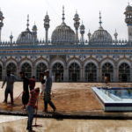 Alcuni uomini puliscono l’esterno della moschea di Rawalpindi, in Pakistan, in vista del mese sacro Alcuni uomini puliscono l’esterno della moschea di Rawalpindi, in Pakistan, in vista del mese sacro