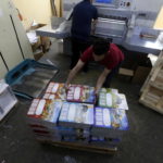 Lavoratori palestinesi stampano i calendari del Ramadan nella città di Nablus Lavoratori palestinesi stampano i calendari del Ramadan nella città di Nablus