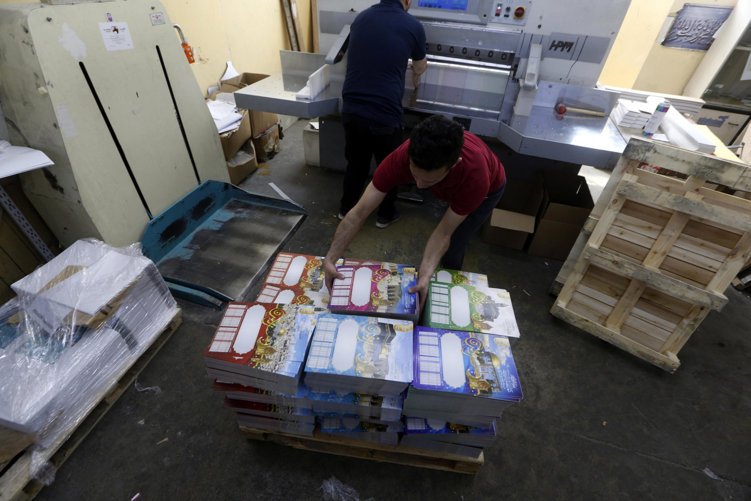 Lavoratori palestinesi stampano i calendari del Ramadan nella città di Nablus