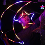 Un giovane palestinese appende luci decorative in un negozio Un giovane palestinese appende luci decorative in un negozio