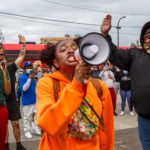 Una ragazza protesta per la morte di George Floyd