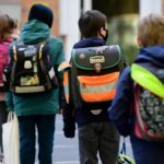 Oggi in Germania riaprono le scuole. Sono rigide le misure di sicurezza che i bambini di questa scuola elementare devono rispettare