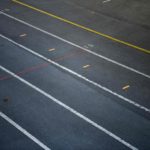 Questa è la strada dove devono mettersi in fila prima di entrare. I segni tracciati sull'asfalto indicano la posizione a cui ciascuno deve attenersi