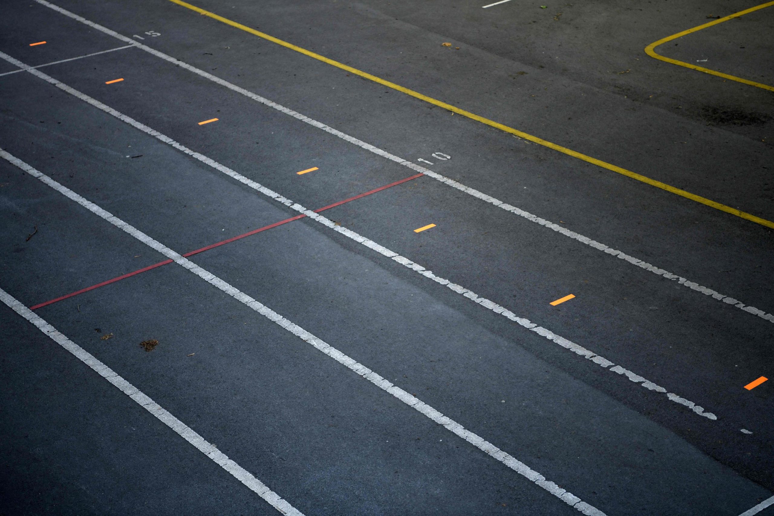 Questa è la strada dove devono mettersi in fila prima di entrare. I segni tracciati sull'asfalto indicano la posizione a cui ciascuno deve attenersi