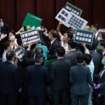 Pan-democratici ed esponenti pro-Pechino vengono alle mani nel Consiglio Legislativo di Hong Kong