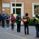 I bambini rispettano la distanza di sicurezza, mentre sono in fila davanti alla scuola primaria "Petri", nella Germania ovest