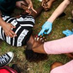 Un manifestante soccorso, probabilmente colpito dalla polizia