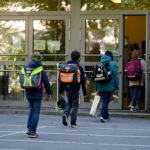 Le scuole elementari nello Stato federale del North Rhine-Westphalia hanno aperto le porte a chi frequenta il quarto grado. I bambini, in fila, rispettano le distanze prefissate