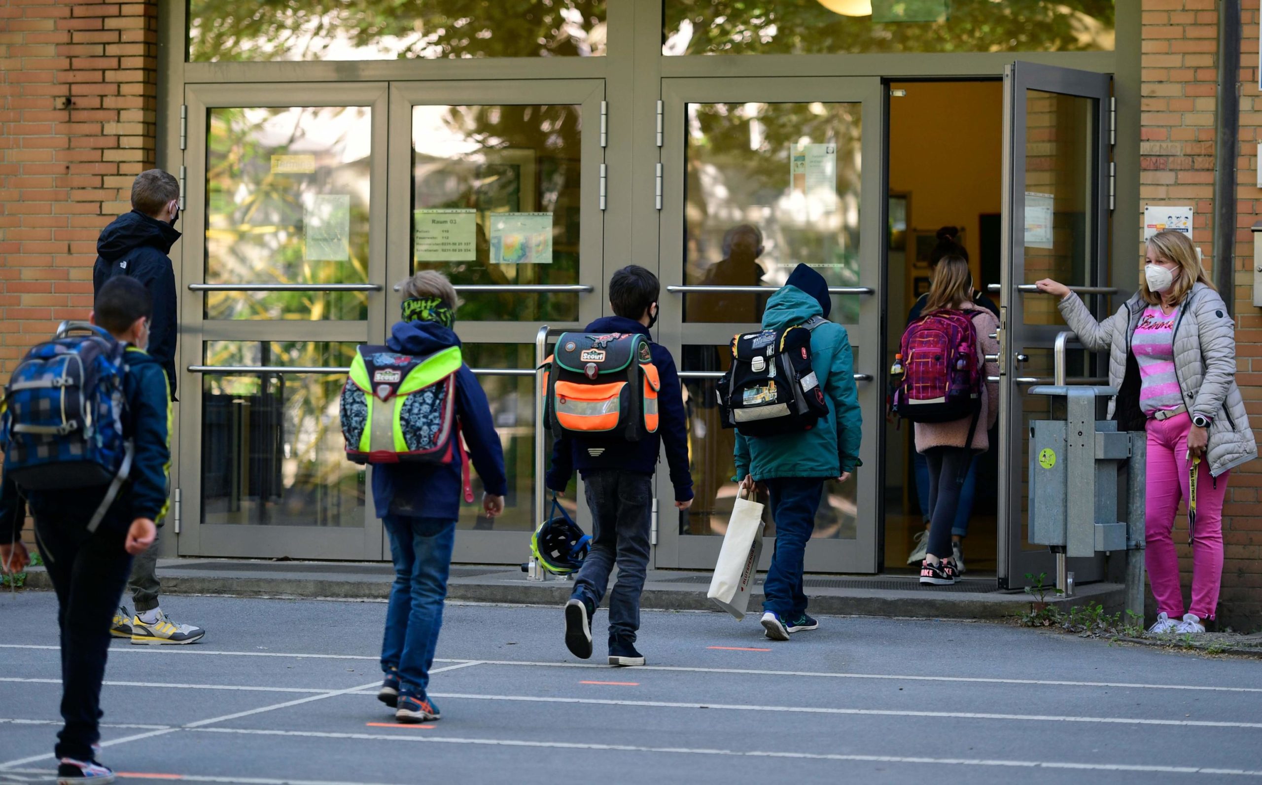 Le scuole elementari nello Stato federale del North Rhine-Westphalia hanno aperto le porte a chi frequenta il quarto grado. I bambini, in fila, rispettano le distanze prefissate
