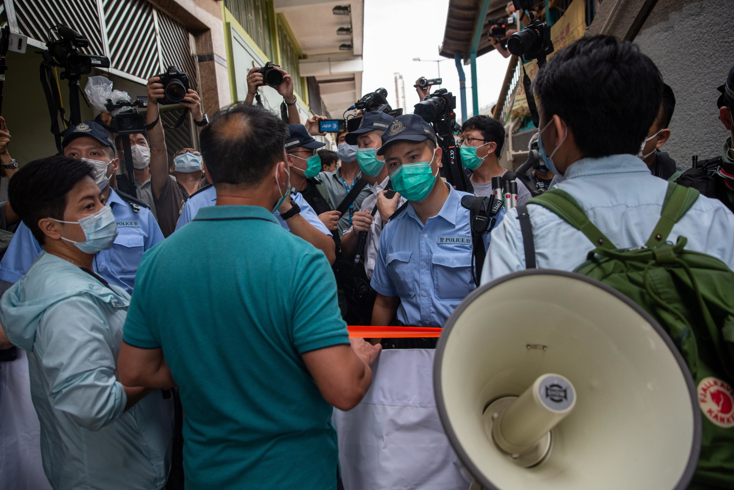 La polizia di Honk Kong blocca le vie di accesso