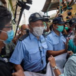 La polizia blocca i manifestanti