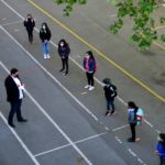 Il preside della scuola Petri, Juan Carlos Boeck, controlla che gli alunni si attengano al distanziamento previsto e dà istruzioni su come comportarsi