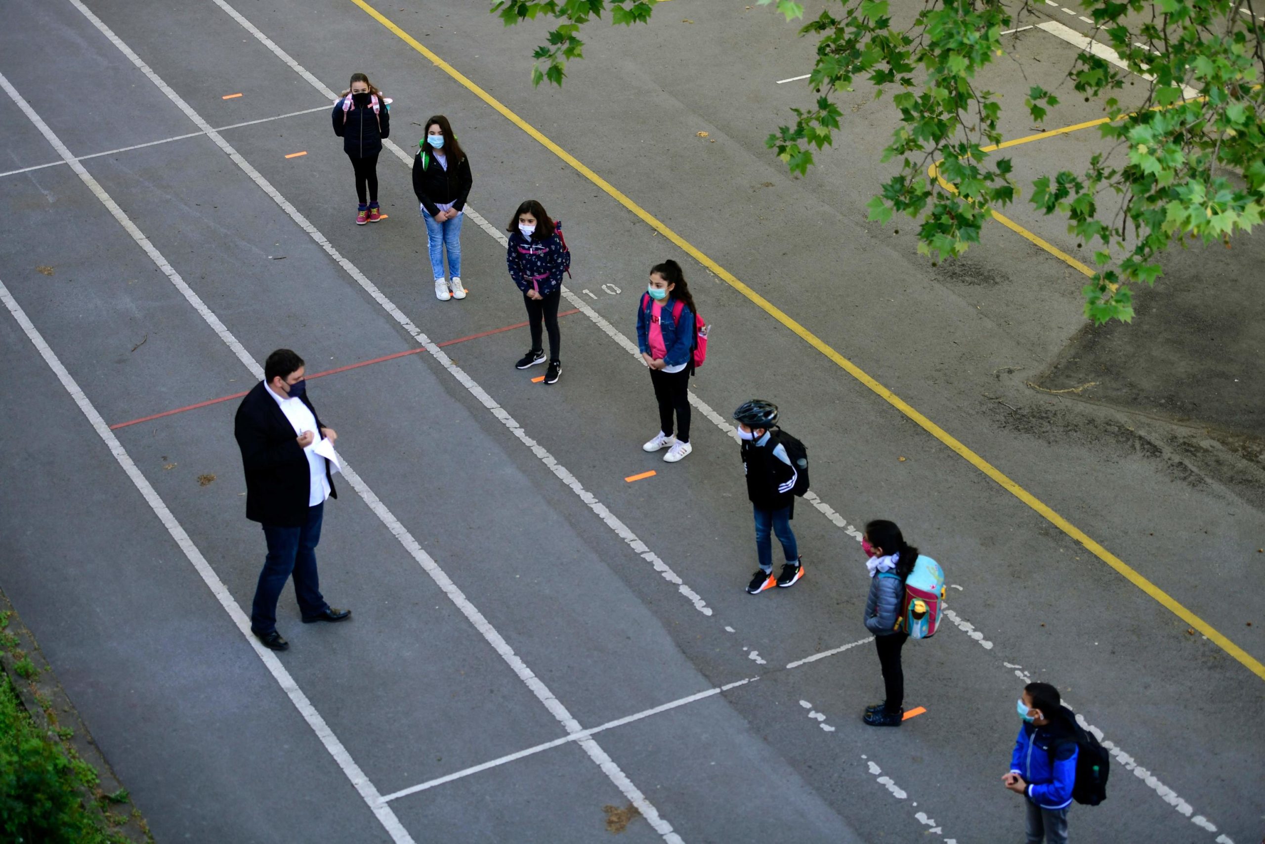 Il preside della scuola Petri, Juan Carlos Boeck, controlla che gli alunni si attengano al distanziamento previsto e dà istruzioni su come comportarsi