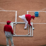 Intanto in Corea del Sud il personale addetto prepara il campo da baseball per la ripresa del campionato KBO (Korea Baseball Organization)