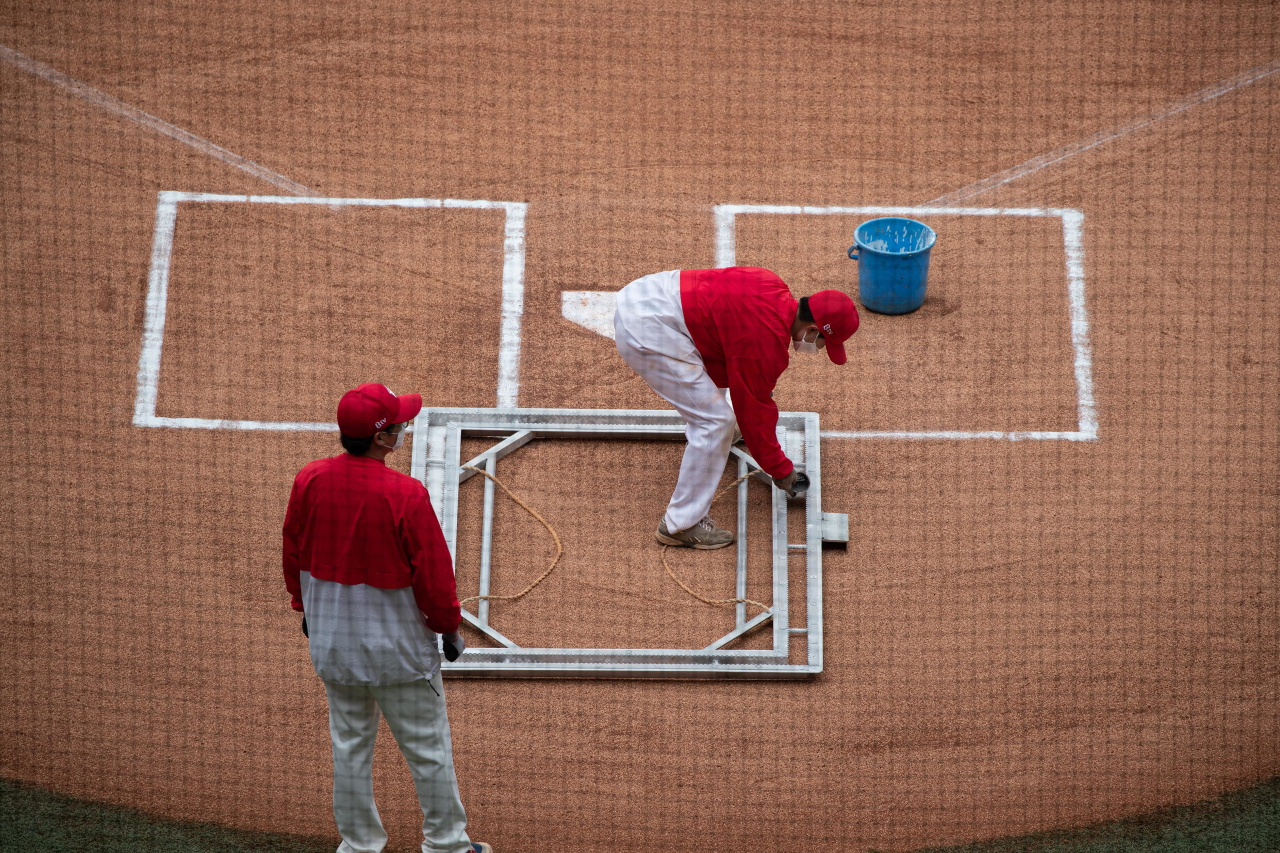 Intanto in Corea del Sud il personale addetto prepara il campo da baseball per la ripresa del campionato KBO (Korea Baseball Organization)