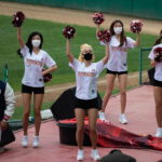 Anche le Le cheerleader del SK Wwyverns, sono accorse per l'occasione per supportare la squadra. Obbligatorie anche per loro le mascherine protettive
