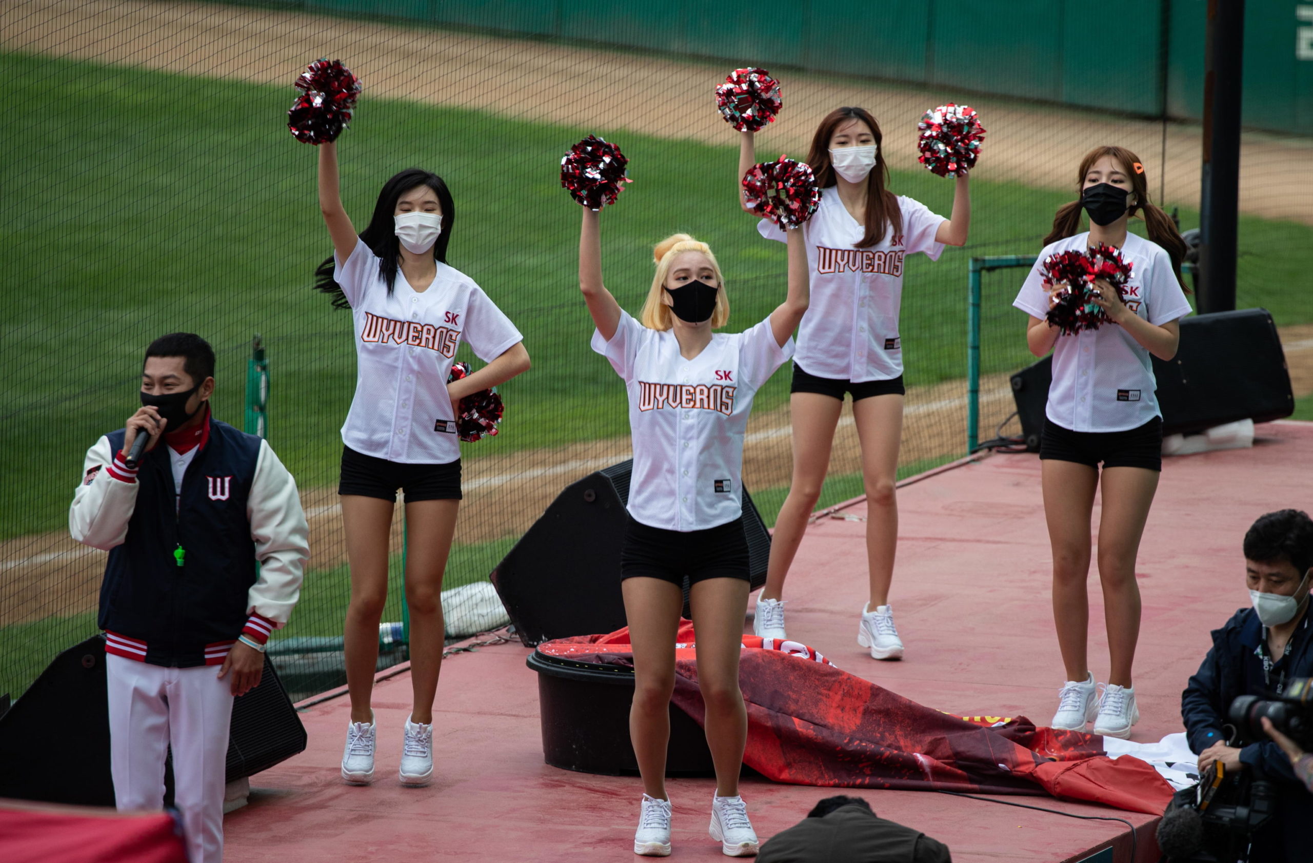 Anche le Le cheerleader del SK Wwyverns, sono accorse per l'occasione per supportare la squadra. Obbligatorie anche per loro le mascherine protettive
