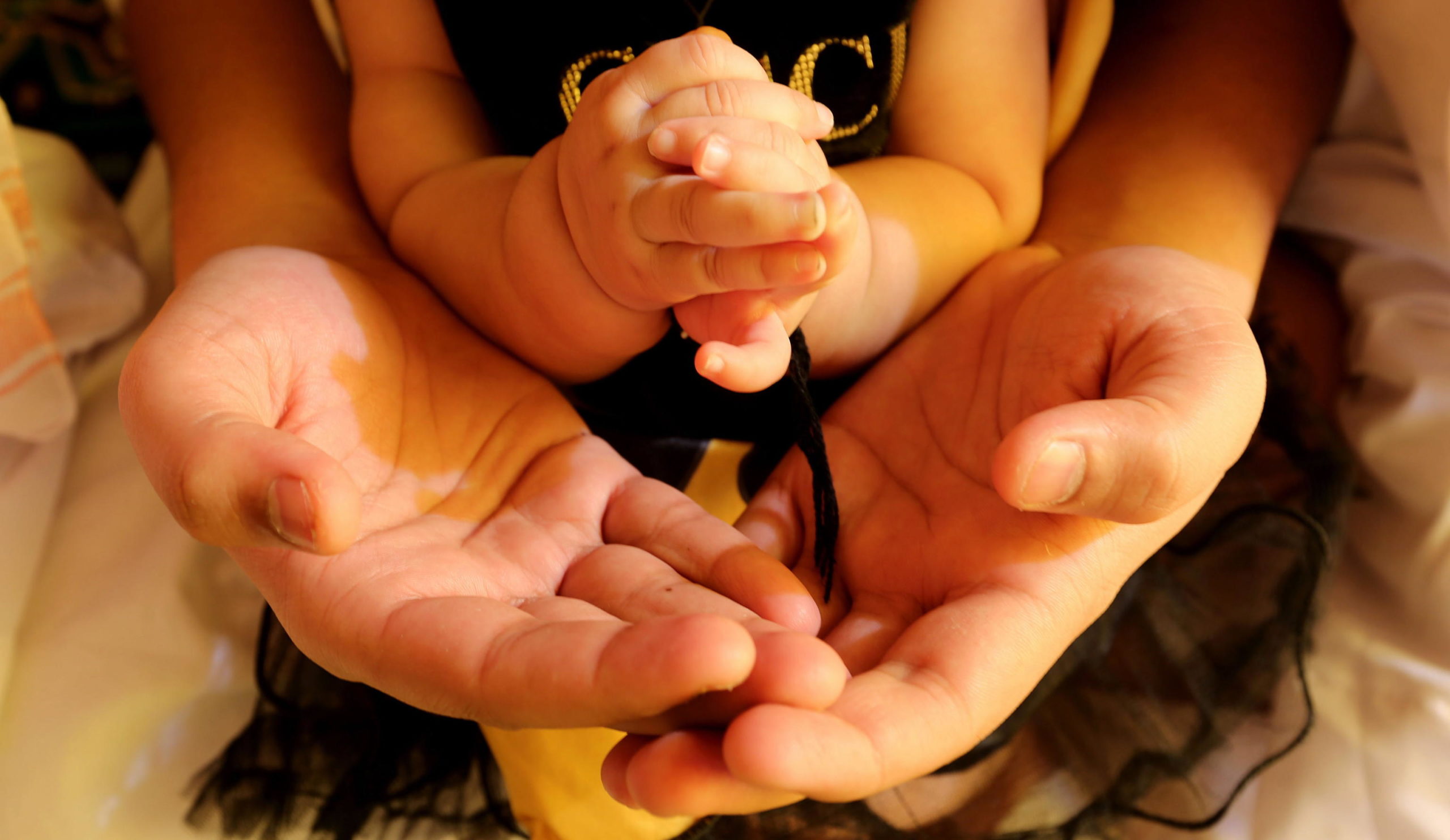 I musulmani festeggiano l'Eid al-Fitr, la festa che segna la fine del lungo digiuno dopo il Ramadan I musulmani festeggiano l'Eid al-Fitr, la festa che segna la fine del lungo digiuno dopo il Ramadan