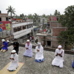 A Calcutta i musulmani festeggiano la fine del Ramadan mantenendo il distanziamento sociale A Calcutta i musulmani festeggiano la fine del Ramadan mantenendo il distanziamento sociale