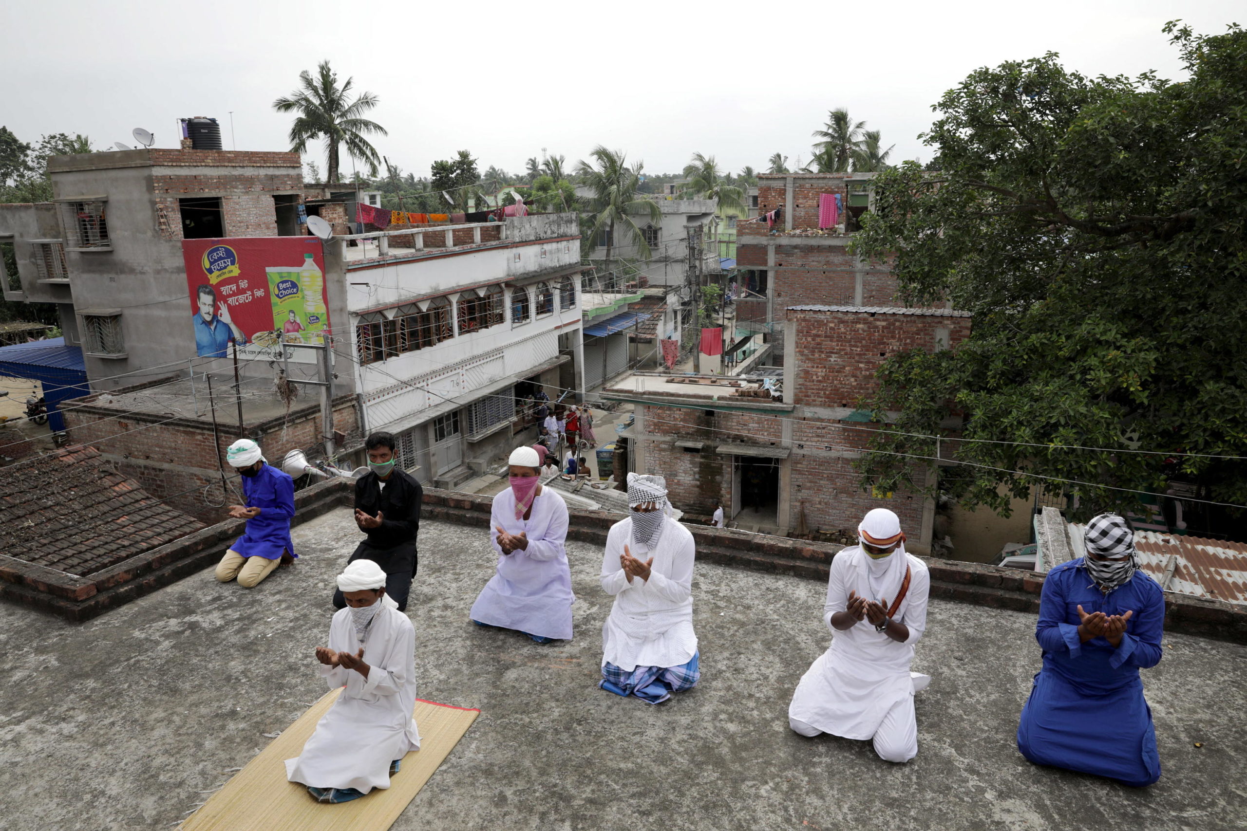 A Calcutta i musulmani festeggiano la fine del Ramadan mantenendo il distanziamento sociale A Calcutta i musulmani festeggiano la fine del Ramadan mantenendo il distanziamento sociale