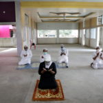 Momenti di preghiera in una moschea a Calcutta, tra distanza e mascherine Momenti di preghiera in una moschea a Calcutta, tra distanza e mascherine