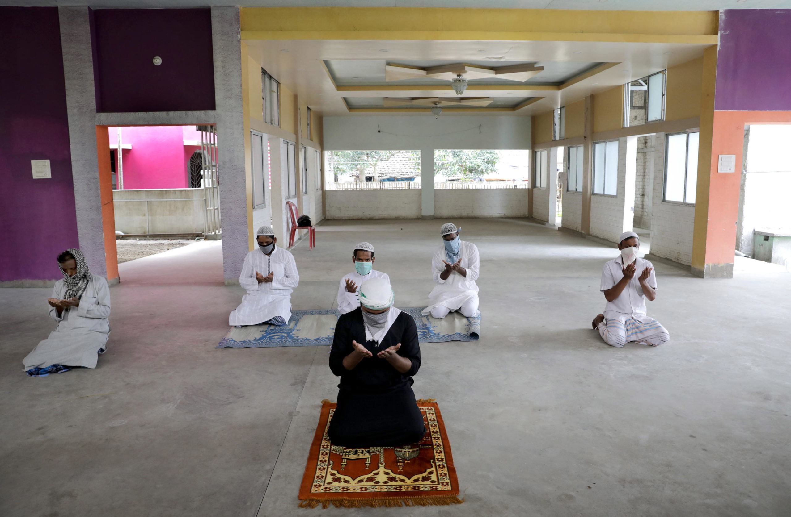 Momenti di preghiera in una moschea a Calcutta, tra distanza e mascherine Momenti di preghiera in una moschea a Calcutta, tra distanza e mascherine