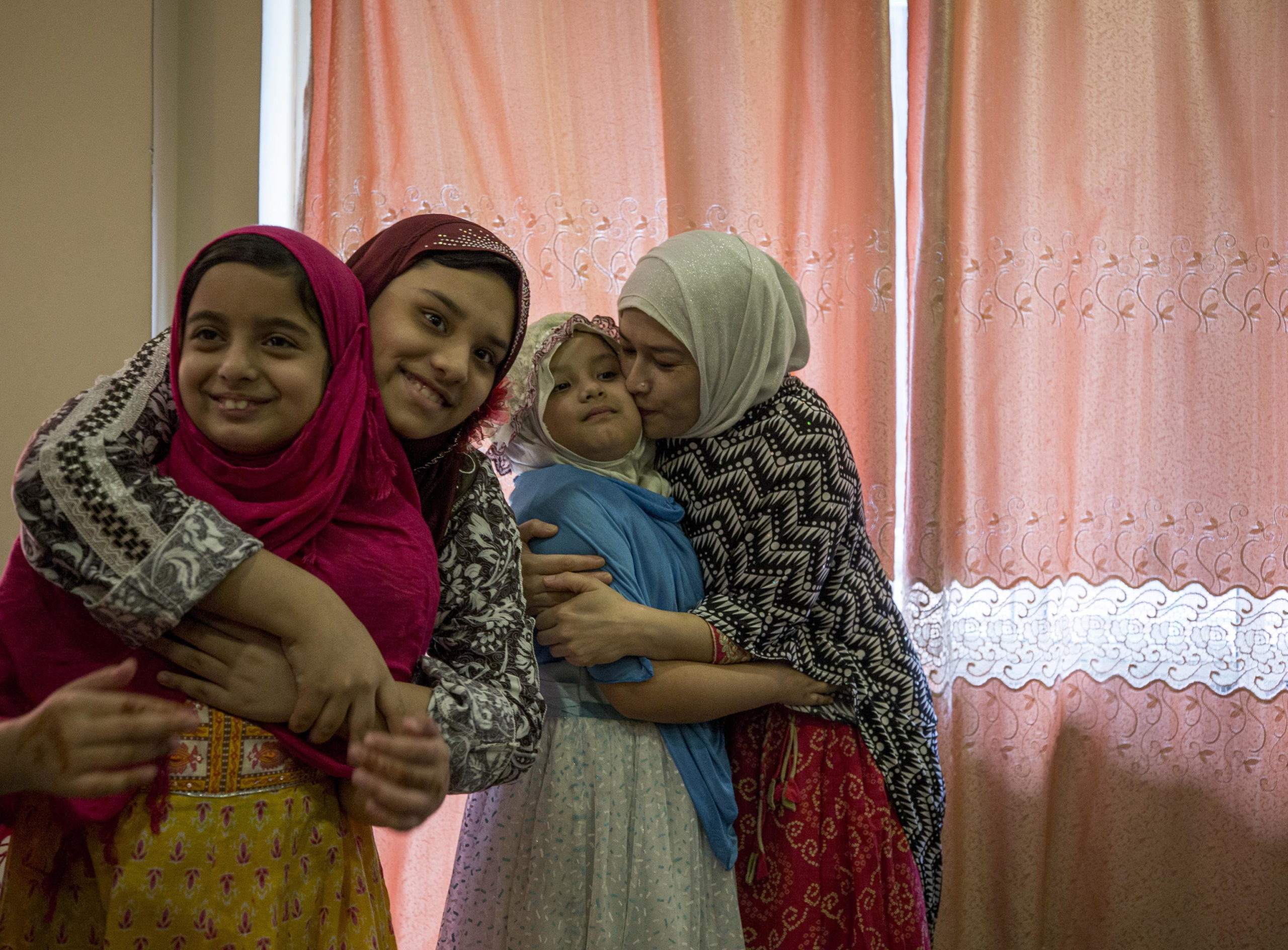 La gioia per i festeggiamenti dell'Eid al Fitr tra le giovani donne di Katmandu La gioia per i festeggiamenti dell'Eid al Fitr tra le giovani donne di Katmandu