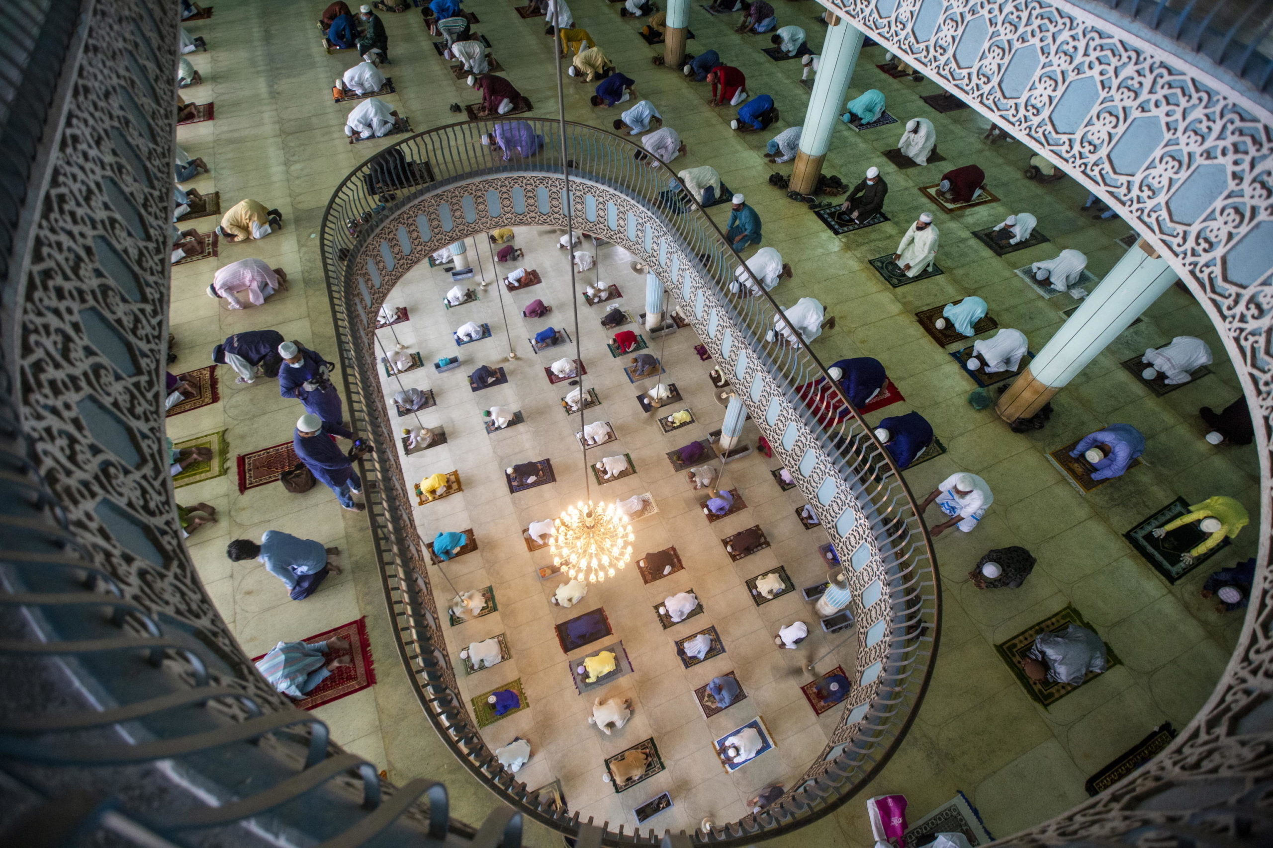 Bangladesh, si tenta di mantenere le distanze durante le preghiere per l'Eid al-Fitr Bangladesh, si tenta di mantenere le distanze durante le preghiere per l'Eid al-Fitr