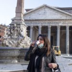 Una donna sorseggia un caffè da asporto in Piazza della Rotonda a Roma, nel primo giorno della fase due. Una donna sorseggia un caffè da asporto in Piazza della Rotonda a Roma, nel primo giorno della fase due.