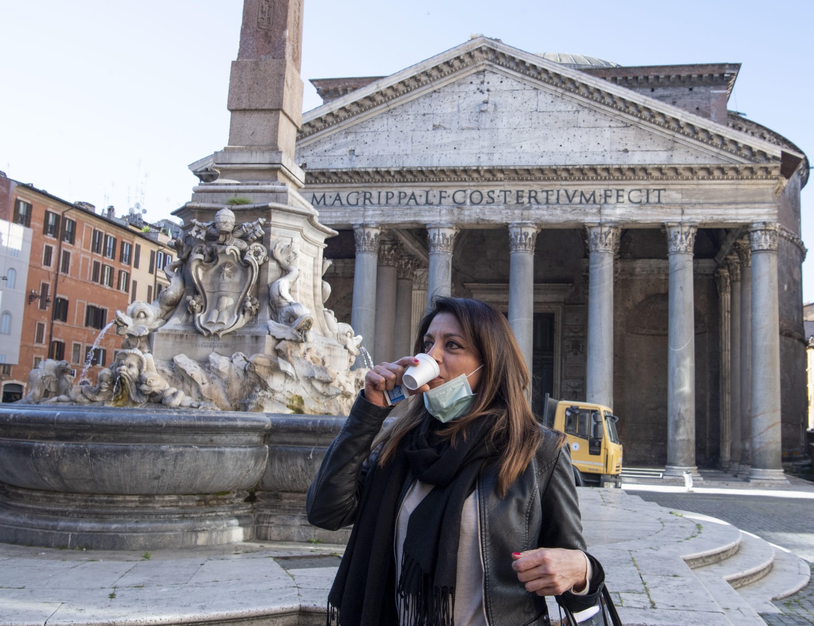 Una donna sorseggia un caffè da asporto in Piazza della Rotonda a Roma, nel primo giorno della fase due. Una donna sorseggia un caffè da asporto in Piazza della Rotonda a Roma, nel primo giorno della fase due.