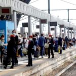 Passeggeri in partenza dalla stazione centrale a Milano durante la fase 2 dell'emergenza Coronavirus