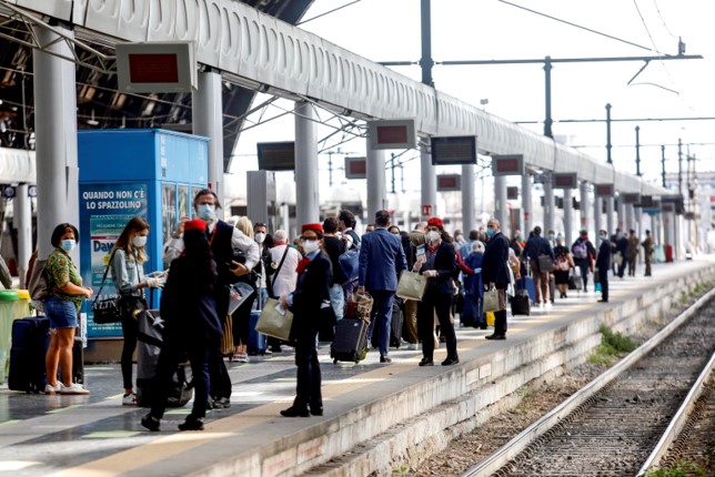 Passeggeri in partenza dalla stazione centrale a Milano durante la fase 2 dell'emergenza Coronavirus