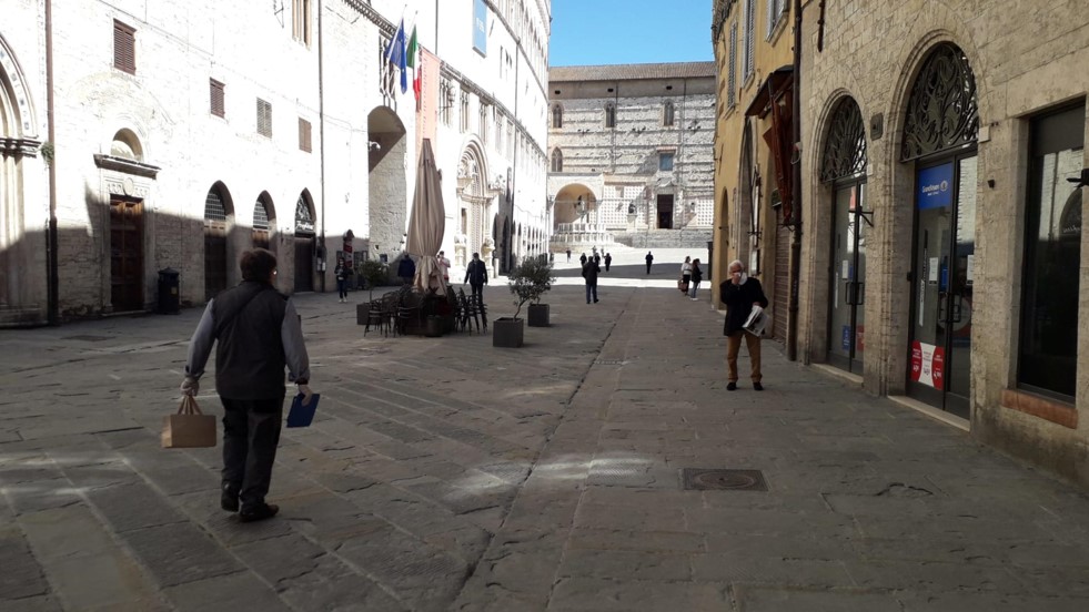 Nel centro di Perugia aumenta leggermente l'afflusso di persone per le strade Nel centro di Perugia aumenta leggermente l'afflusso di persone per le strade