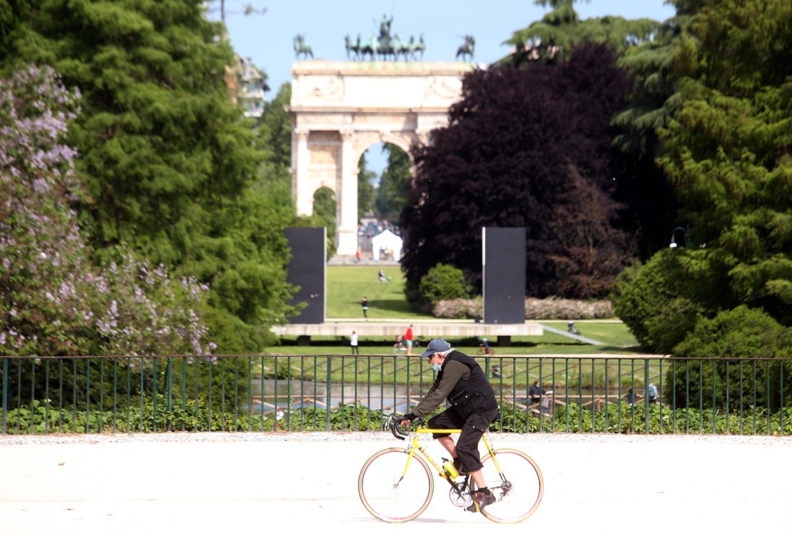 Una persona in bicicletta al parco Sempione di Milano nel primo giorno della "Fase 2" dell'emergenza del coronavirus