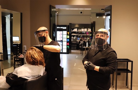 Un momento della riapertura dei barbieri a Foligno durante la "nuova" fase 2