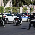 La Fase 2 non ferma la polizia, che controlla gli automobilisti a Roma La Fase 2 non ferma la polizia, che controlla gli automobilisti a Roma