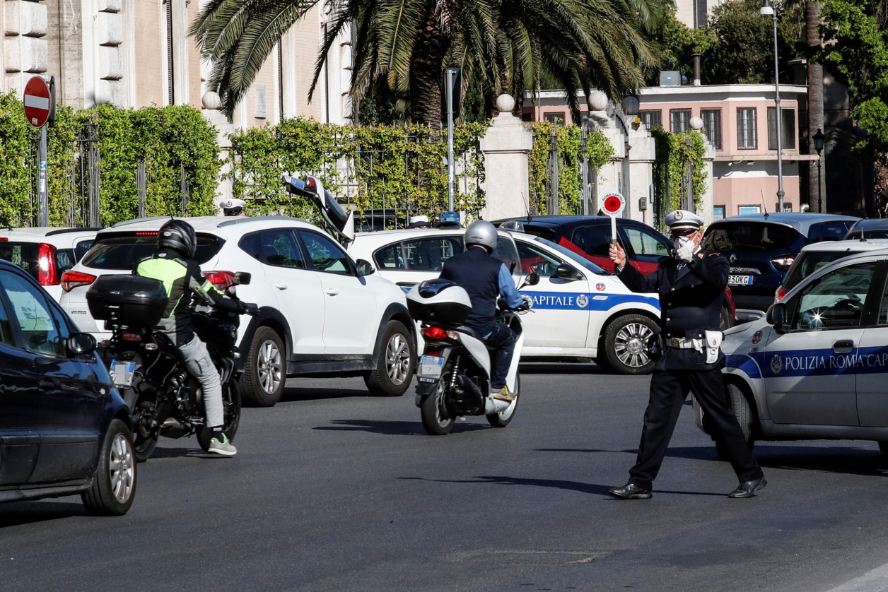 La Fase 2 non ferma la polizia, che controlla gli automobilisti a Roma