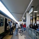 Pendolari alla stazione ferroviaria durante il primo giorno della Fase 2 dell'emergenza coronavirus a Brescia