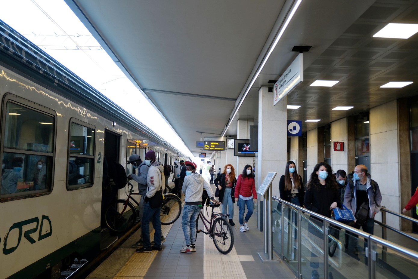 Pendolari alla stazione ferroviaria durante il primo giorno della Fase 2 dell'emergenza coronavirus a Brescia Pendolari alla stazione ferroviaria durante il primo giorno della Fase 2 dell'emergenza coronavirus a Brescia
