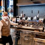 Nei bar di Napoli da oggi è possibile prendere il caffè al banco, ma la consumazione al tavolo è ancora vietata