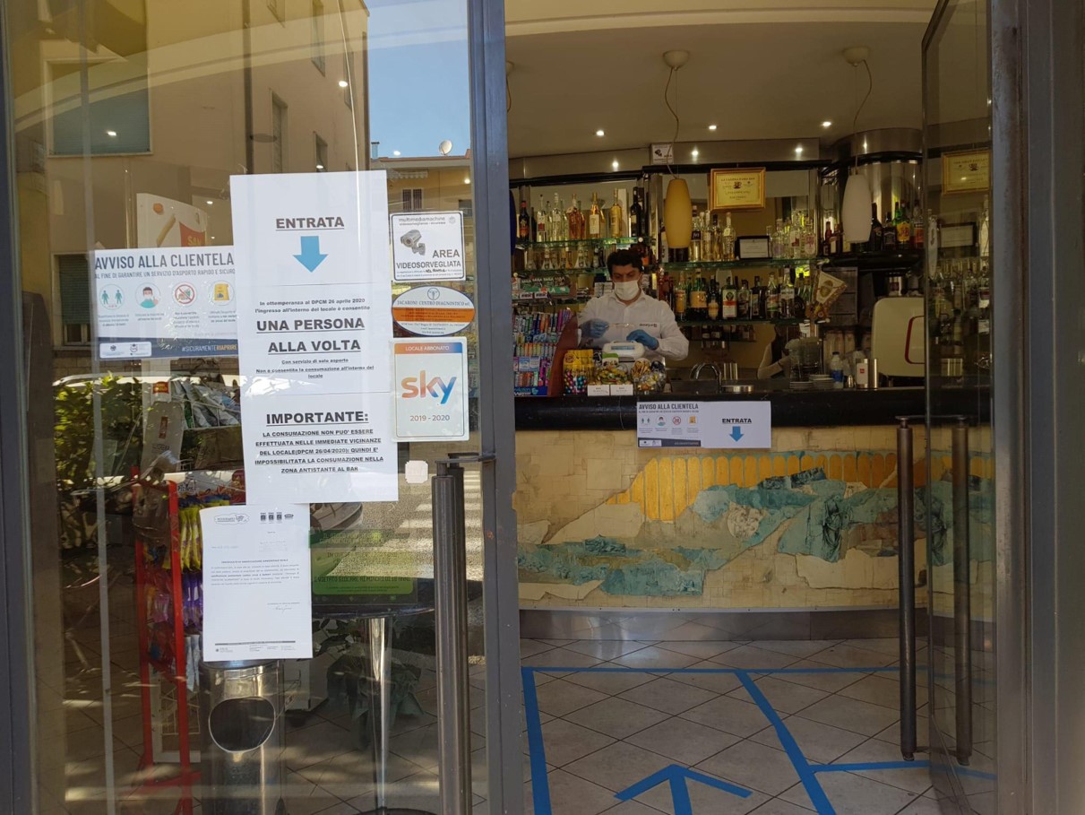 Un bar a Terni oggi si organizza così per l'asporto Un bar a Terni oggi si organizza così per l'asporto