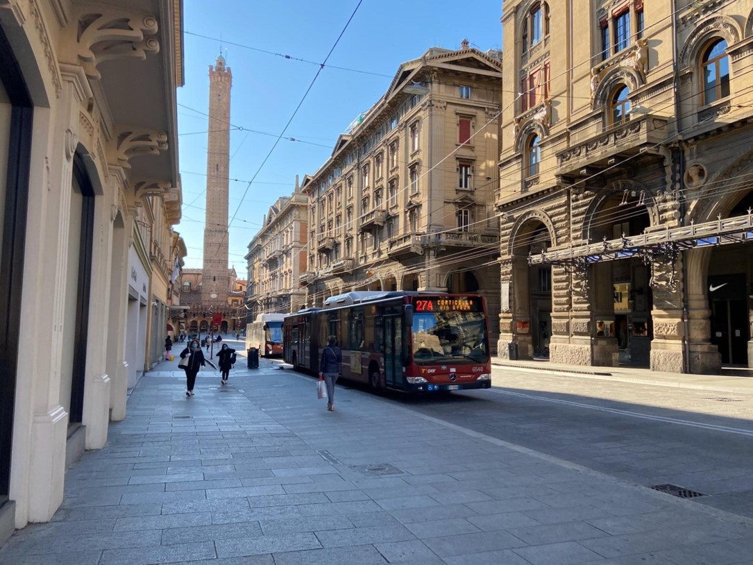 Strade ancora quasi deserte nel centro di Bologna Strade ancora quasi deserte nel centro di Bologna