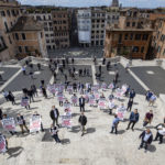 Armati di cartelli e fischietti, negozianti e albergatori hanno protestato sulla scalinata di Trinità dei Monti contro il Governo e il Comune di Roma.