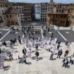 Armati di cartelli e fischietti, negozianti e albergatori hanno protestato sulla scalinata di Trinità dei Monti contro il Governo e il Comune di Roma. Armati di cartelli e fischietti, negozianti e albergatori hanno protestato sulla scalinata di Trinità dei Monti contro il Governo e il Comune di Roma.