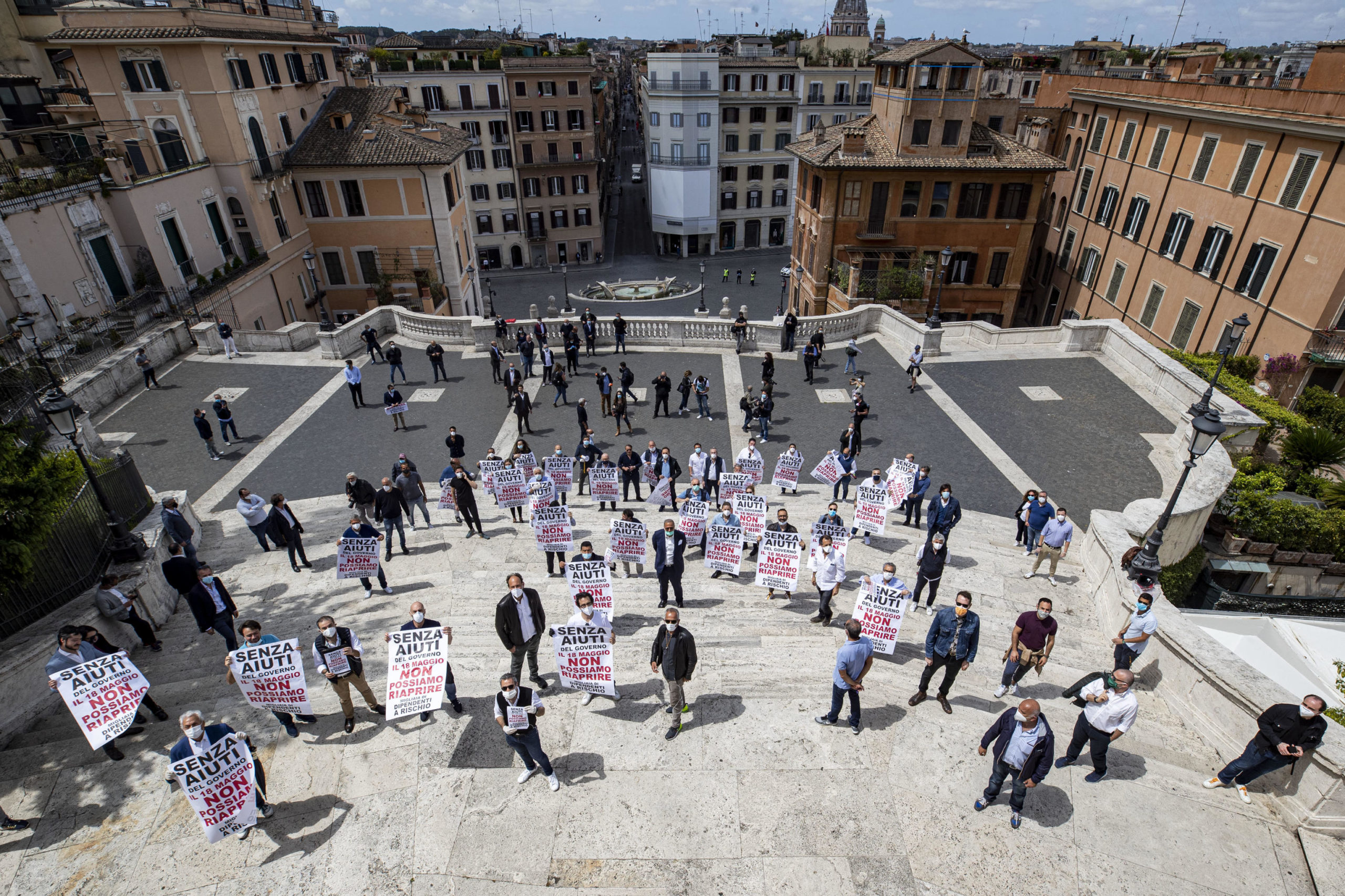 Armati di cartelli e fischietti, negozianti e albergatori hanno protestato sulla scalinata di Trinità dei Monti contro il Governo e il Comune di Roma.