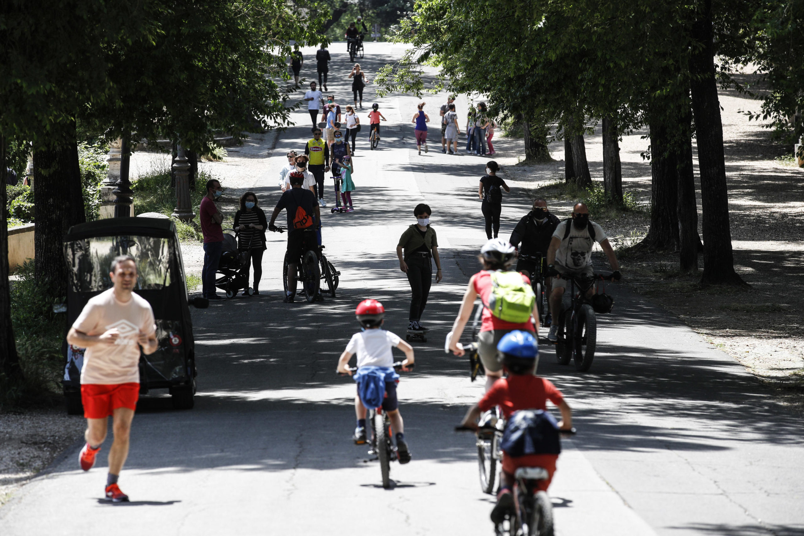 In bicicletta, a Roma