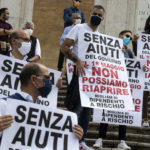 "Senza aiuti del governo non possiamo riaprire", il loro slogan. "Senza aiuti del governo non possiamo riaprire", il loro slogan.