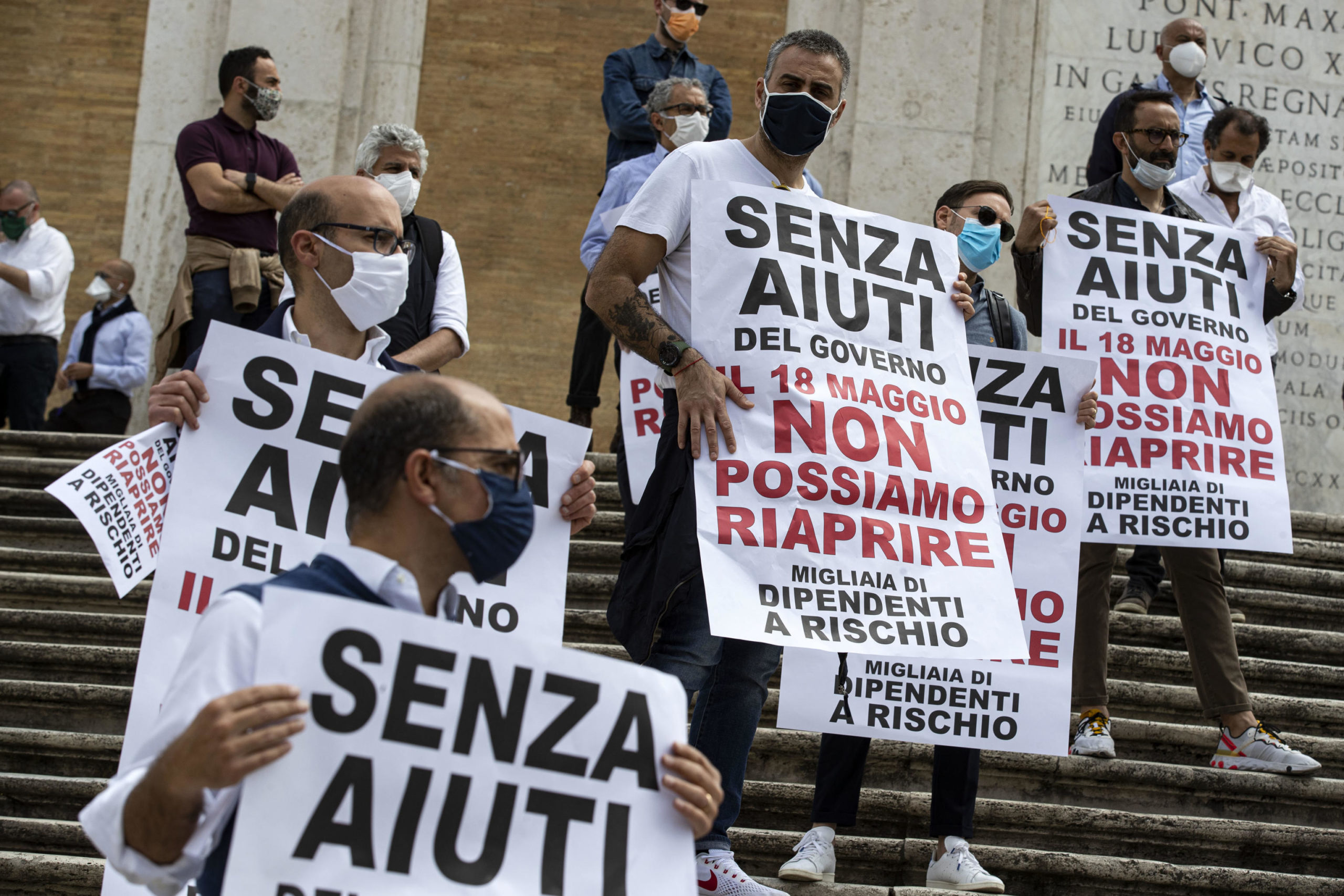 "Senza aiuti del governo non possiamo riaprire", il loro slogan. "Senza aiuti del governo non possiamo riaprire", il loro slogan.